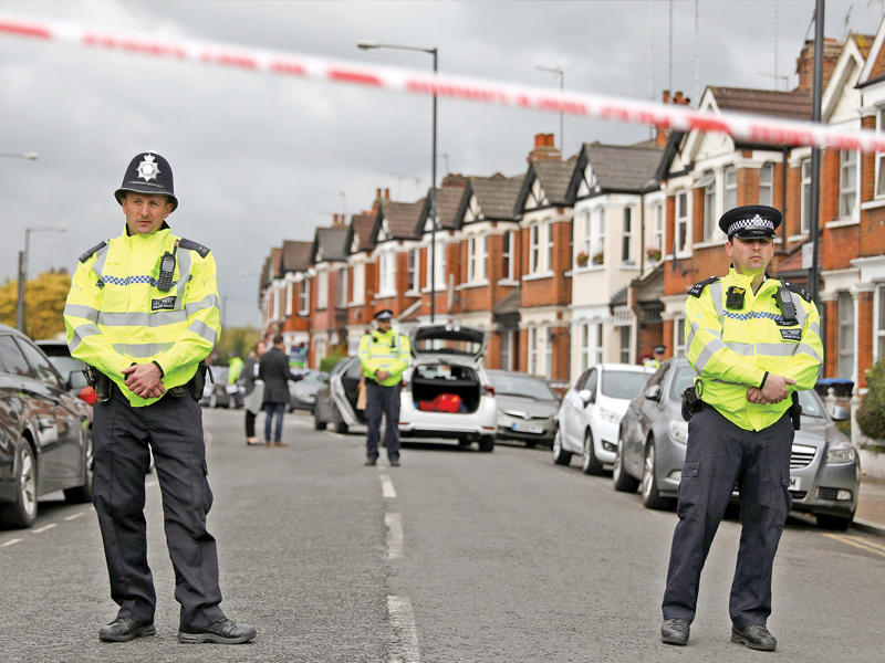 شرطة لندن تطوق منطقة العمليات في شارع هارلسدن (رويترز)