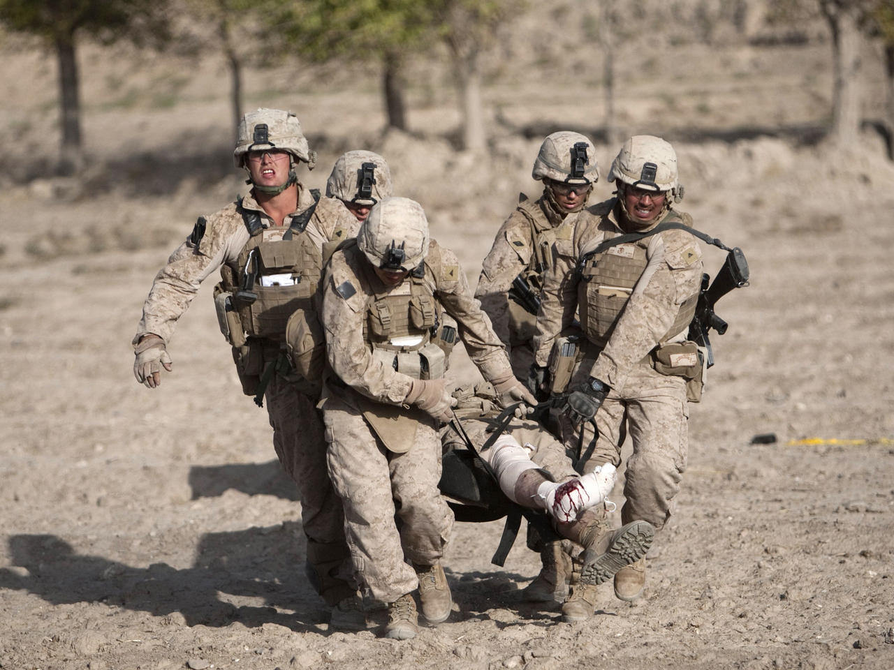 عناصر من المارينز الأمريكي يحملون جريحاً إلى طائرة هليكوبتر طبية (أرشيفية)