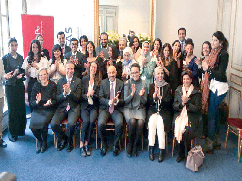 الطلبة الخريجون في لقطة جماعية