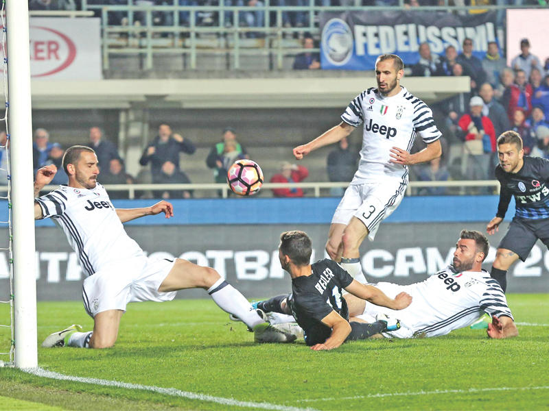 ريمو يسجل هدف أتلانتا الأول في مرمى اليوفي