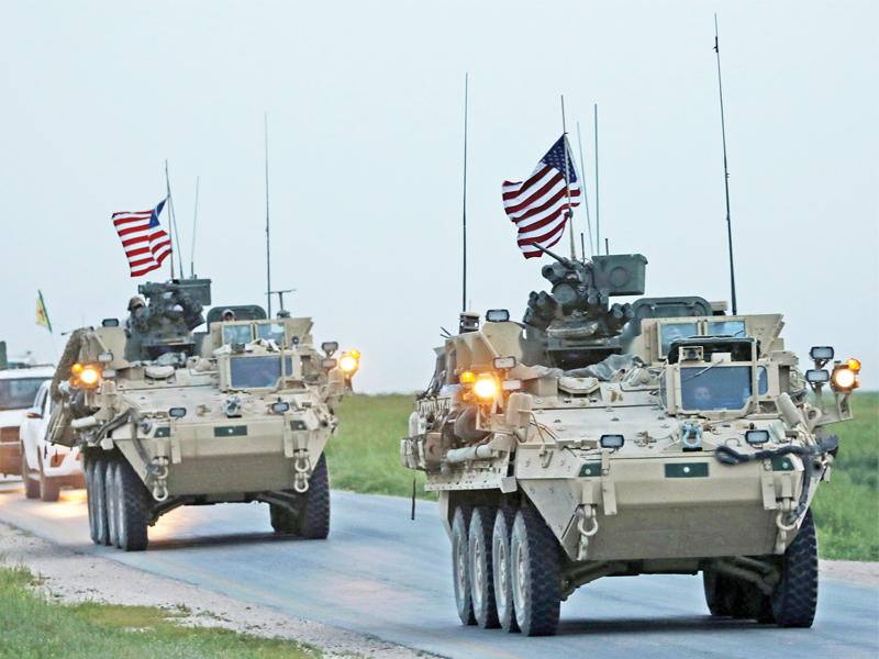 ناقلتا جند أميركيتان تصلان إلى بلدة الدرباسية بجوار الحدود التركية أمس الأول       (رويترز)