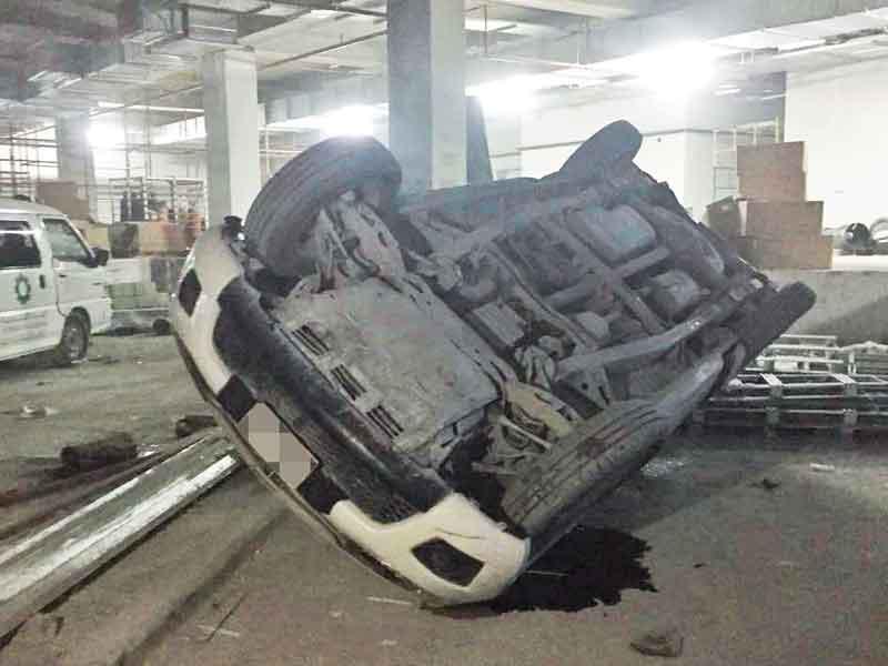 إحدى المركبات التي أتلفها العمال المحتجون