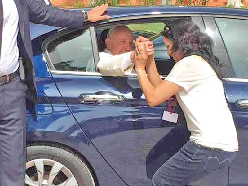 حليم تصافح فرانسيس