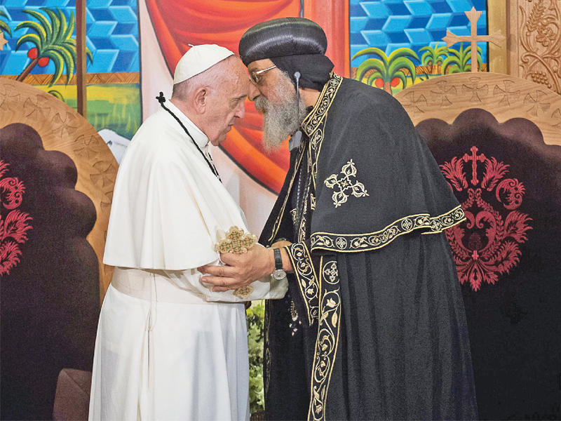 فرانسيس وتواضروس بعد توقيعهما وثيقة إلغاء المعمودية أمس الأول   (أ ف ب)