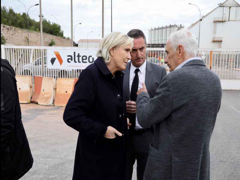 لوبن تستمع إلى أحد المسؤولين في مصنع «آلتيو» للألومينيوم في غاردان جنوب فرنسا أمس