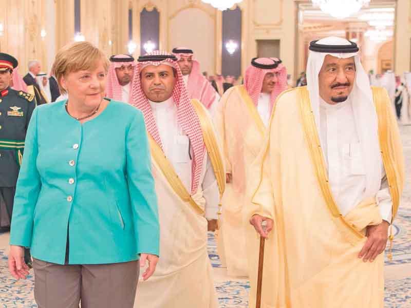 الملك سلمان مستقبلاً ميركل في جدة أمس (واس)