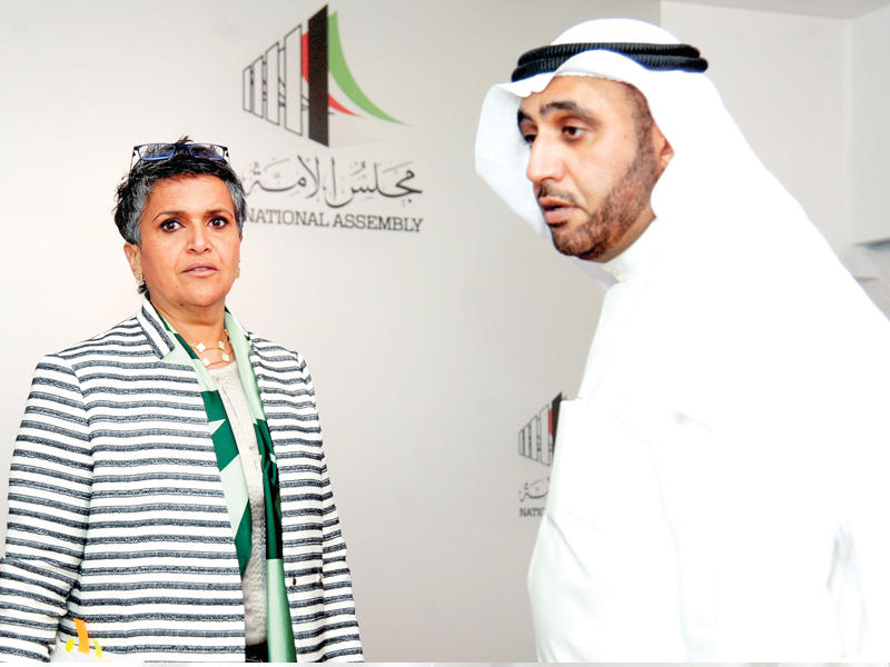 الدلال والهاشم في المجلس أمس (تصوير عبدالله الخلف)