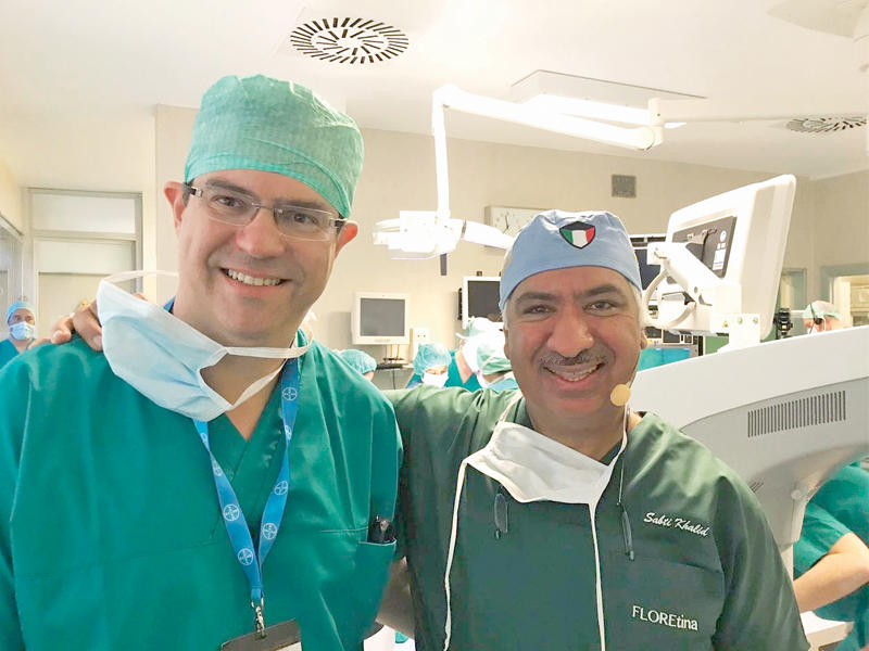 السبتي في غرفة العمليات عقب إجرائه العملية الناجحة 