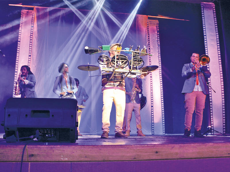 الفرقة الموسيقية في افتتاح المهرجان