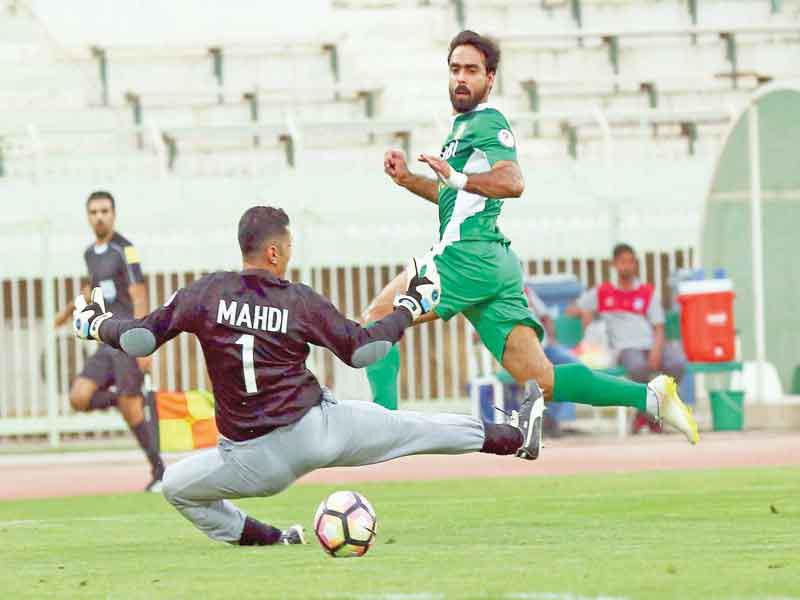 كرة الموسوي تتخطى صالح مهدي باتجاه المرمى (جورج رجي)