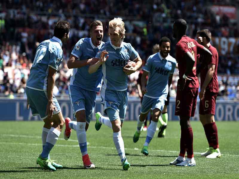 باستا لاعب لاتسيو يحتفل بهدفه