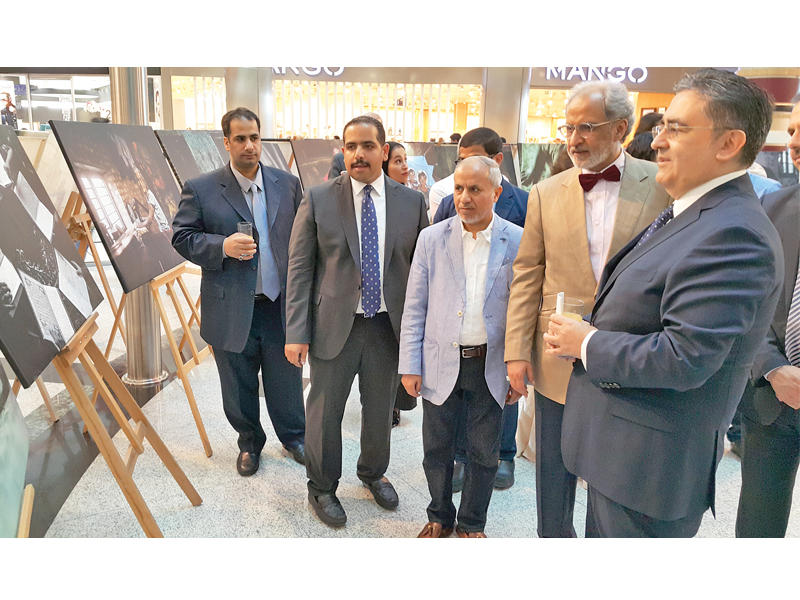 الزواوي خلال جولته في معرض الدبلوماسية الإنسانية بتركيا