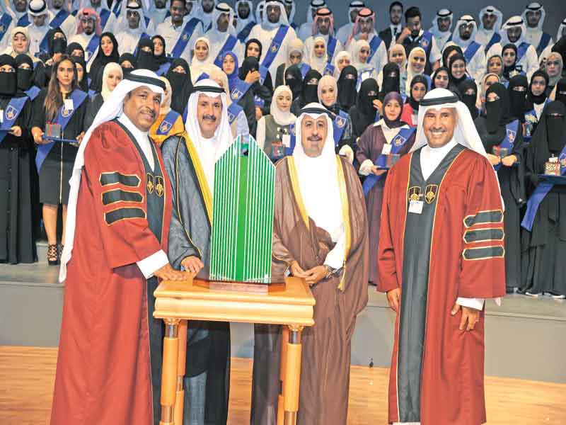 «التطبيقي» تقدم هدية تذكارية إلى محمد الصباح (تصوير عوض التعمري)