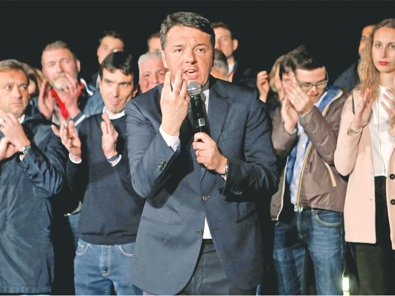 رينزي متحدثاً وسط أنصاره بمقر الحزب الديمقراطي في روما مساء أمس الأول (رويترز)