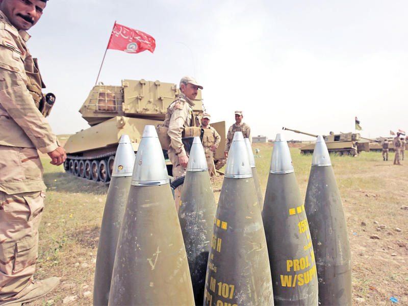 جنود عراقيون خلال قصف مدفعي أمس على حي لا يزال تحت سيطرة داعش شمال الموصل (أ ف ب)