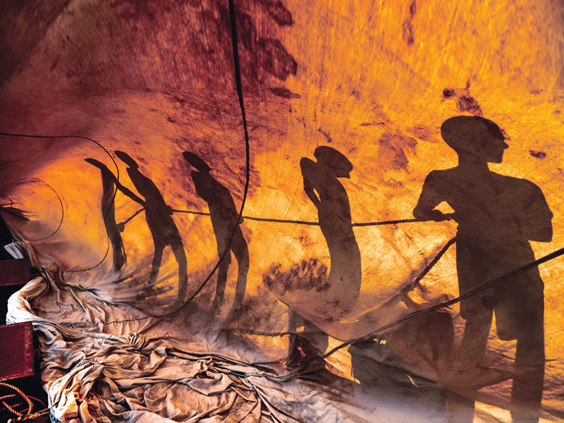 «ظلال البحارة» الصورة الفائزة للزميل رائد قطينة