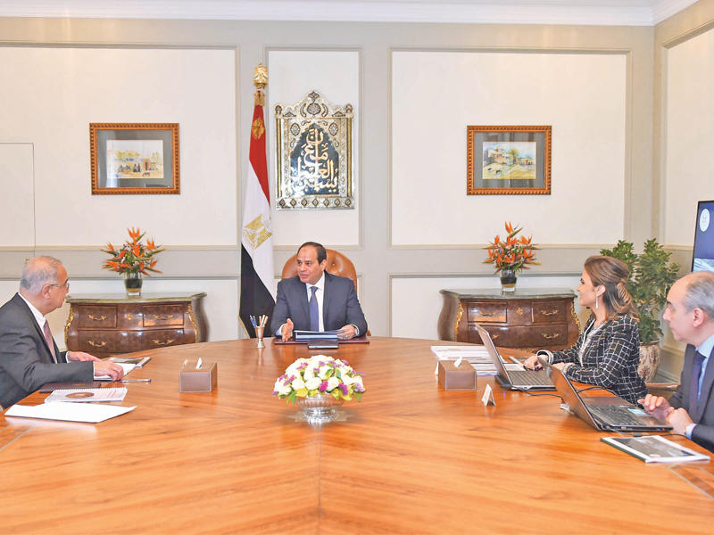 السيسي مجتمعا برئيس حكومته  في القاهرة أمس     (رئاسة الجمهورية)