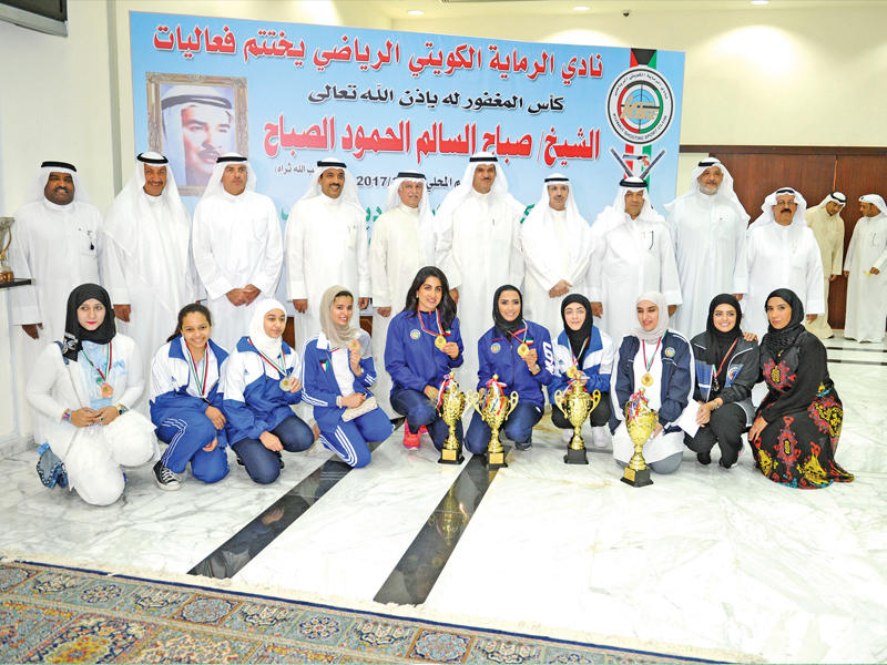  الحمود يتوسط الراميات الفائزات خلال حفل ختام البطولة