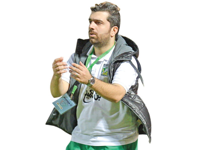  مدرب الفريق الأول لكرة القدم بالنادي العربي ناصر الشطي