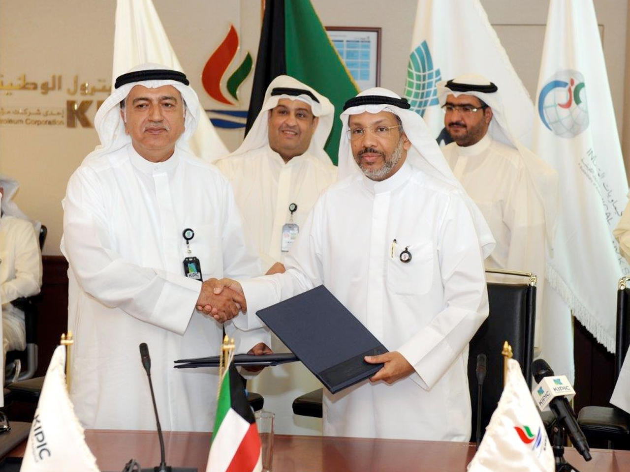  الرئيس التنفيذي لـ (البترول الوطنية) محمد غازي المطيري والرئيس التنفيذي لـ (المتكاملة) هاشم سيد هاشم 