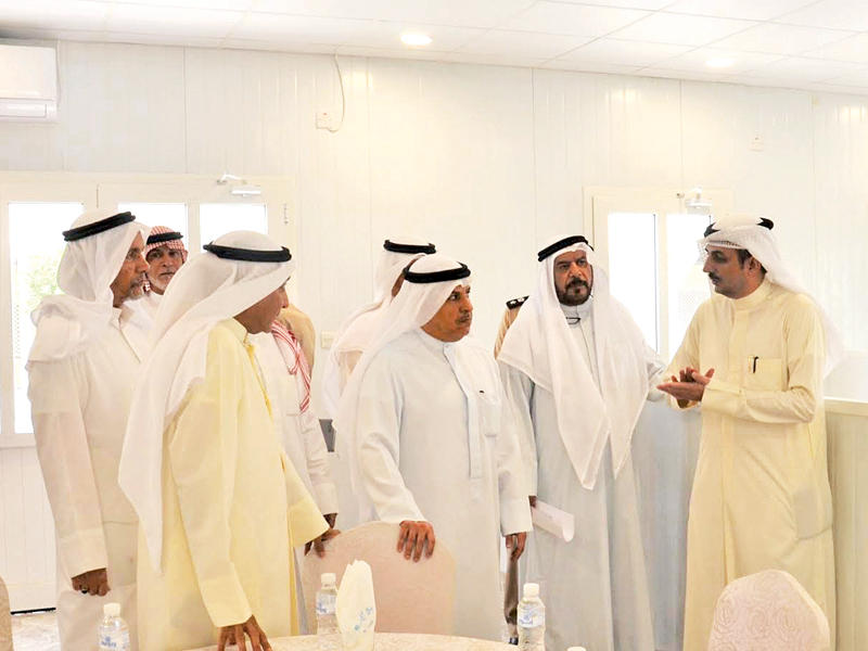 الجراح يستمع لشرح من الرياحي