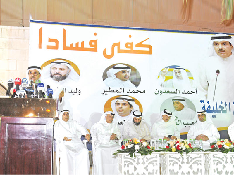 الخليفة متحدثاً في ندوة «كفى فساداً» (تصوير عبدالله الخلف)