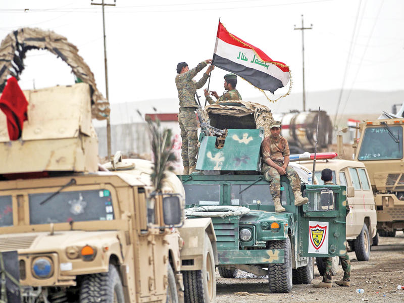 قوات عراقية في الجانب الأيمن من مدينة الموصل أمس (أ ف ب)