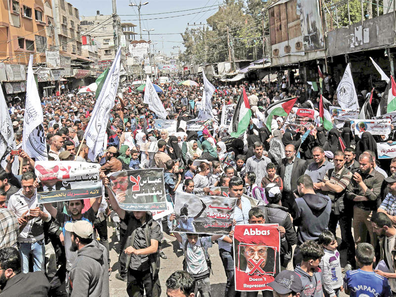 فلسطينيون يتظاهرون ضد الحصار وحكومة الحمدلله في قطاع غزة أمس (أ ف ب)