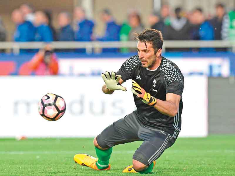  جانلويجي بوفون حارس مرمى وقائد يوفنتوس