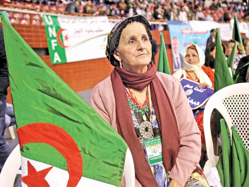 مؤيدة لحزب «التحرير الوطني» تشارك بتجمع انتخابي في الجزائر الجمعة الماضيةt(رويترز)