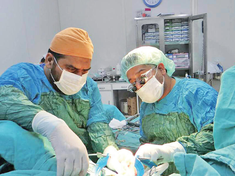 جانب من إجراء العمليات الجراحية للاجئين سوريين بتركياn