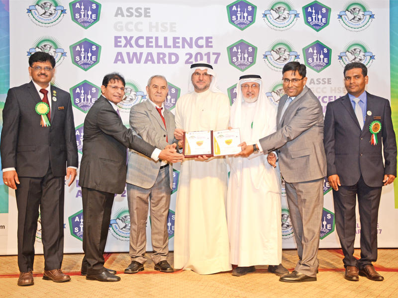 الخشاوي خلال تسليم جوائز الصحة والسلامة والبيئة