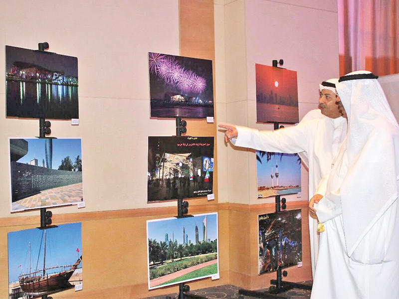 الفيلكاوي يستمع لشرح حول اللوحات المشاركة في المعرض