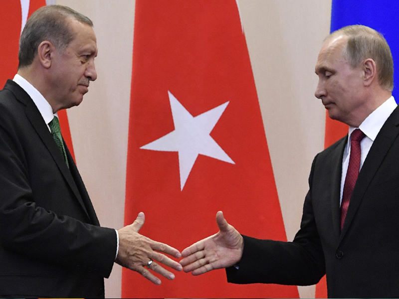 بوتين يصافح اردوغان عقب انتهاء المؤتمر الصحفي الذي جمعهما في سوتشيn