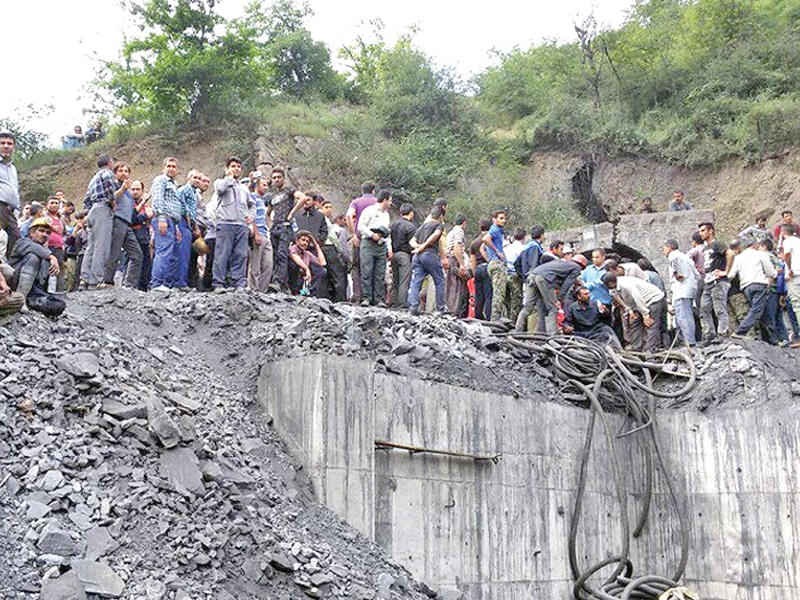 عمال ومواطنون يجتمعون قرب منجم الفحم الذي شهد انفجاراً أمس شمال إيران (رويترز)