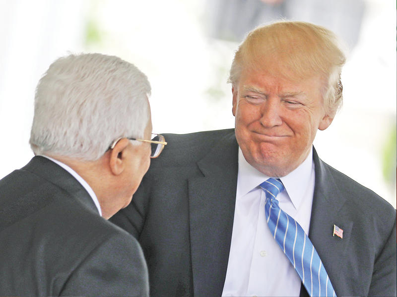 ترامب مستقبلاً عباس في البيت الأبيض (رويترز)