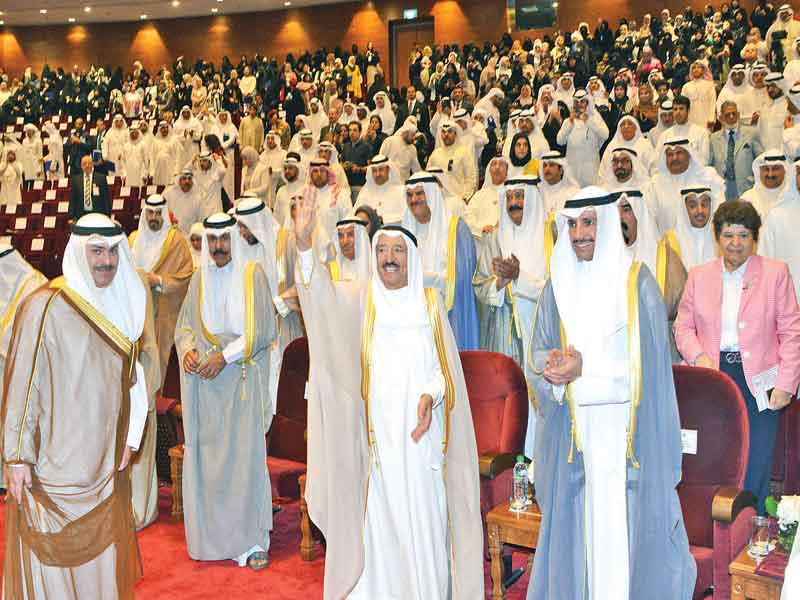 الأمير وولي العهد والغانم خلال حفل التكريم أمس