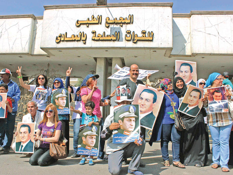 مواطنون مصرين  يحتفلون بعيد الرئيس المصري الأسبق حسني مبارك