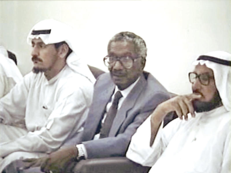 جانب من إحدى زيارات النواب لجمعيات النفع العام في رمضان وبدا عباس مناور nود. أحمد الخطيب ومبارك الدويلة