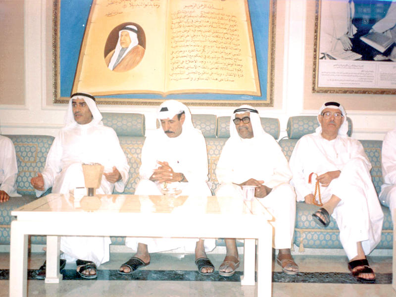 صورة لأحد اللقاءات في ديوانية أحمد السعدون وبدا جاسم القطامي ومحمد الرشيد وعبدالمحسن الفارس وأحمد السعدون وخلفهم الصورة الشهيرة في ديوانية السعدون لدستور 1962 والشيخ عبدالله السالم.