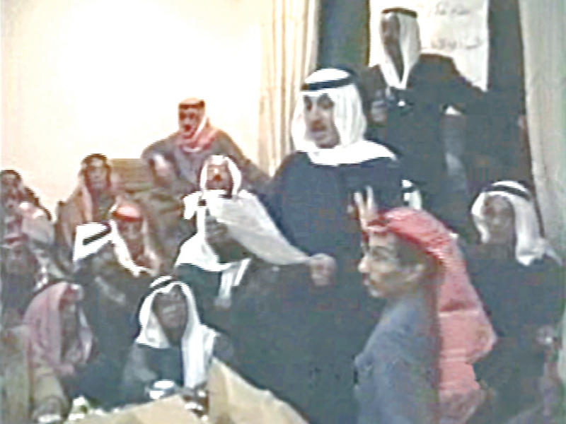 النائب السابق حمد الجوعان يلقي بياناً على الحضور في أحد التجمعات وبدا عبدالله النيباري جالساً وأحمد النفيسي وأحمد الربعي في الخلف