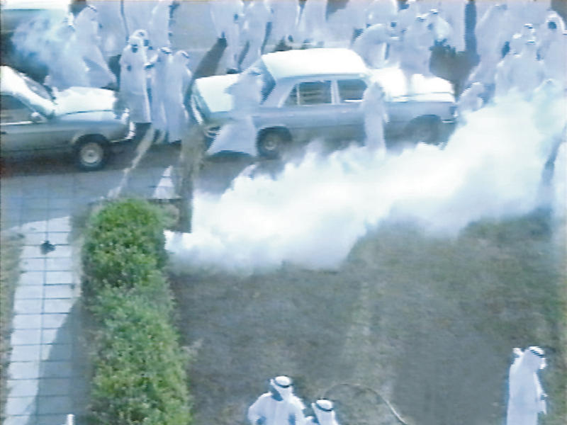 قنابل مسيلة للدموع تفرق المهنئين صبيحة العيد عام 1990