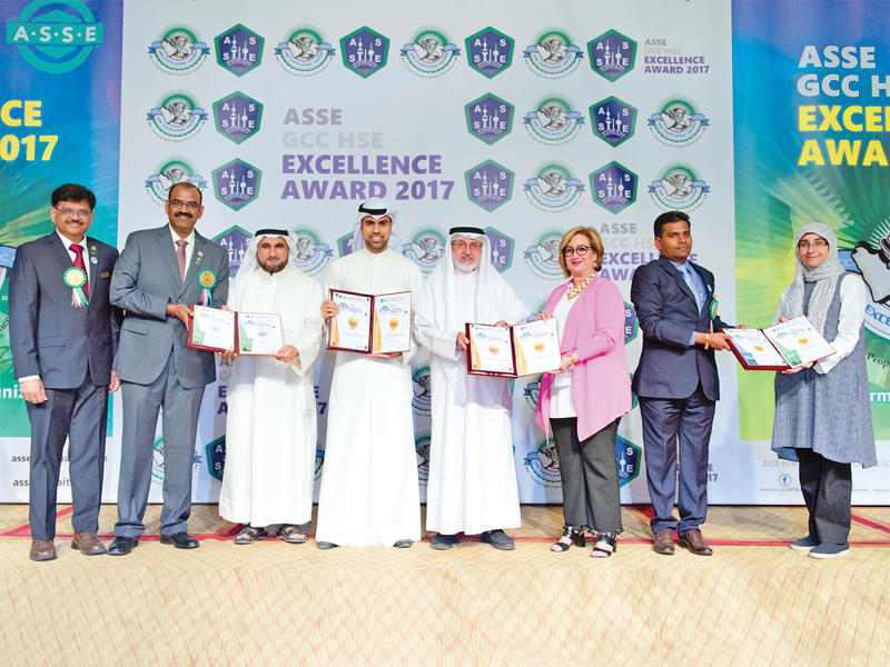 جانب من تسليم الجوائز