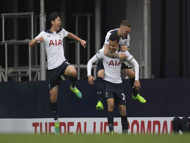 لاعبو توتنهام خلال المباراة الماضية أمام أرسنال