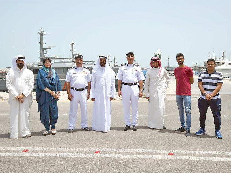 طلبة القسم مع ضباط القاعدة