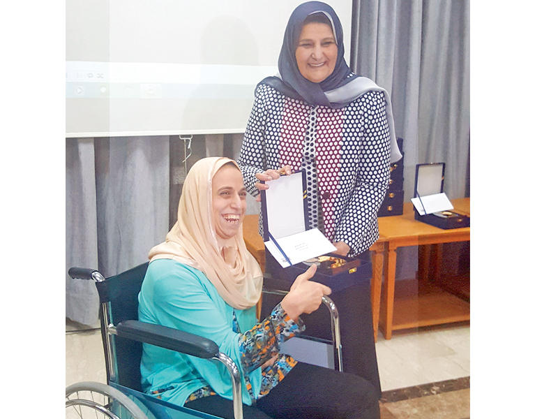 فايزة الخرافي خلال تكريم إحدى الفائزاتn