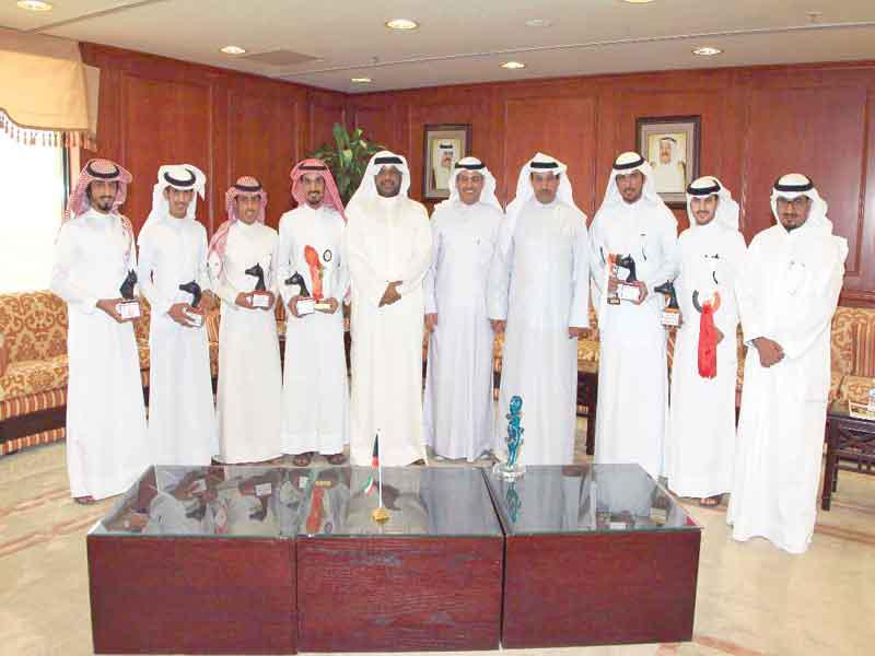 المنصور وفليطح يتوسطان الديحاني وأبطال القدرة والتحمل