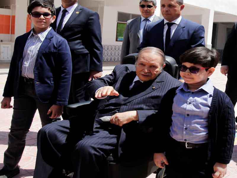 بوتفليقة مع بعض أفراد عائلته داخل لجنة اقتراع بالجزائر العاصمة أمس (رويترز)