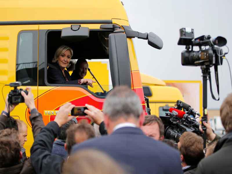 لوبن تطل من نافذة شاحنة داخل مصنع سيارات بشرق فرنسا أمس t(رويترز)