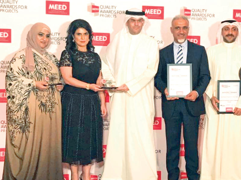 عبدالعزيز إسحق متسلما الجائزة